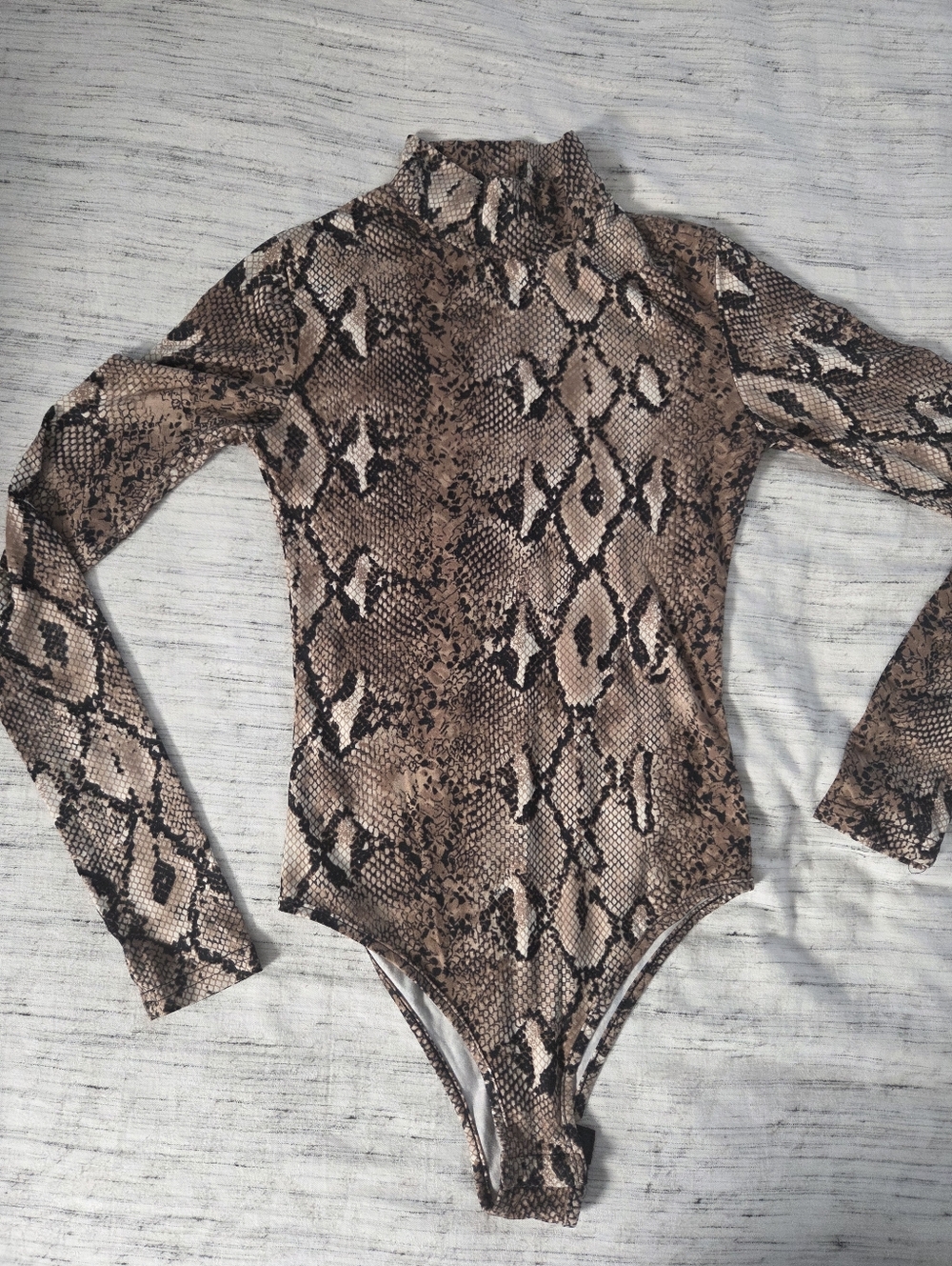 Boohoo Snake Print Long Sleeve Bodysuit in Brown & Black